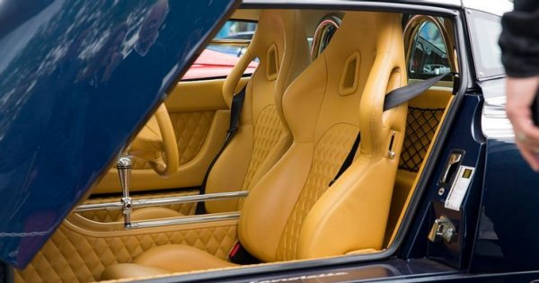 Прави впечатление, че всеки детайл е максимално изпипан, като механичните бутони и превключватели са превърнати в истински произведения на изкуството. Те са изпипани до най-малкия детайл и са полирани, като това прави огромно впечатление.