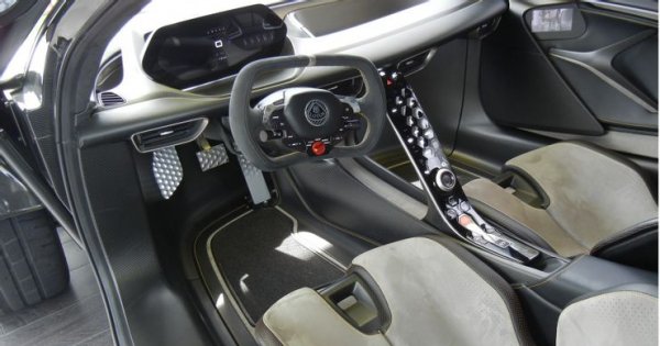 Традиционно в Lotus не залагат на чак толкова на интериора, тъй като считат други елементи от автомобила са по-важни. В случая обаче марката навлиза на пазара на хиперколи с модел, който струва 2,1 млн. долара. И просто не може да си позволи да пести от нищо, но въпреки това залага на минималистичен стил с един голям сензорен дисплей. 