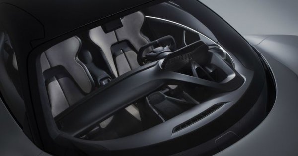 Това обаче не означава, че в Lotus Eviija отсъстват популярните технологии. Сред тях да екрани вместо външни огледала, на които се прожектира заснетата от камери картина. Забележителен е и малкият  правоъгълен волан в стила на болидите от Формула 1.