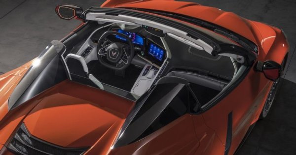 Предлагането на суперавтомобил с огромна производителност за 72 000 долара е добра сделка. За щастие, за тези пари Chevrolet не дава само скорост, но и кабина, в която пилот на изтребител се чувства като у дома си. Поставената на високо централна конзола създава впечатлението за модерен боен кокпит, който предпазва шофьора, докато той е фокусиран върху пътя пред него.