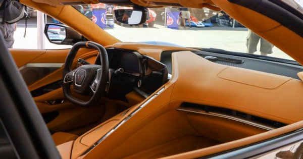 Двойният екран, разположен непосредствено пред водача, предоставя всички необходими данни от основните системи на автомобила. Той работи перфектно и се превръща в неразделна част от дизайна на Corvette C8.