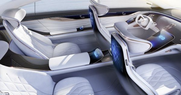 Друг интересен детайл е, че EQS се възползва от наличието на напълно плосък под за кабината, който увеличава пространството и комфорт. В Mercedes разглеждат евентуално серийно производство към края на 2021 г., като цените ще стартират от около 100 000 долара.