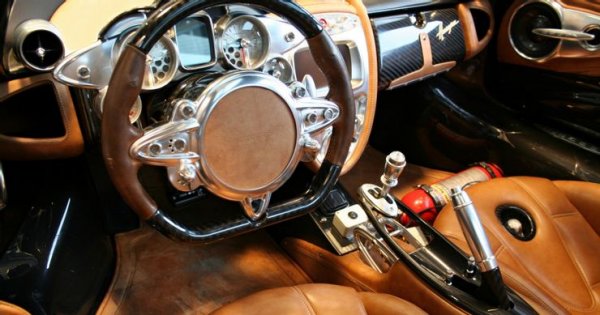 Pagani излезе на сцената в края на 90-те години на миналия век, като удиви света с емблематичната Zonda, с която се превърна в конкурент на утвърдените марки. Една от областите, в които Pagani наистина превъзхожда, е интериорът (особено при модела Huayra). Нито една друга марка не се доближава до нивото на богатство или качество, предлагани от Pagani.