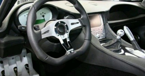 Една от малките проблеми, които новите собственици на TVR имат е, какво да правят с бутоните? Персонализираните алуминиеви превключватели често нямат обозначение и така затрудняват собственика да открие истинското им предназначение. Липсата на основни системи за безопасност (въздушните възглавници дори не са в списъка с опции) позволяват на TVR да предложи по-изчистено и спретнато оформление.