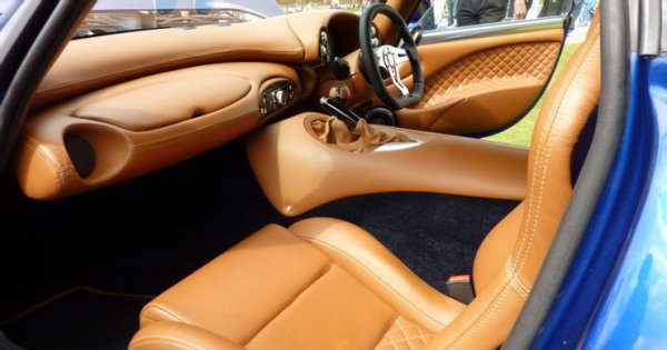 Високият централен тунел на трансмисията служи за разделяне на водача и пътника по време на шофиране, а дизайнът е подчинен на стоманената конструкция на шасито. TVR винаги е предлагала луксозен интериор, като той се прави по поръчка на клиента.