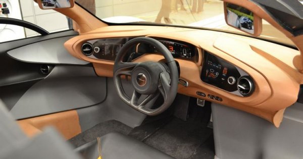 В сравнение с други суперавтомобили, в McLaren предпочитат да се придържат към почти минималистичен дизайн, като броят на устройствата и дисплеите е сведени до минимум. Така шофьорът може да се фокусира върху пътя пред него, като това се отнася и за двамата двата пътниците зад него.