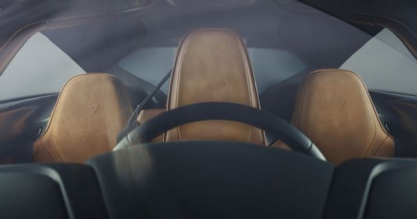 Разбира се, трите седалки предлагат по-добра гъвкавост и подобряват разпределението на теглото, а външният вид на колата е още един от нейните плюсове. Само не е ясно, как шофьорът ще достигне до бариерата, когато трябва да си плати паркинга.