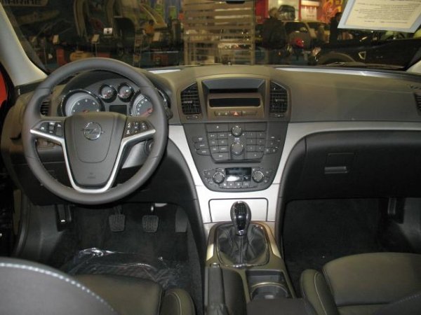 Opel Insignia Sports Tourer / Автомобилен салон София 2009