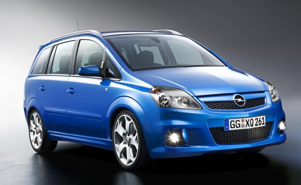 Преди кросоувърите да завладеят пазара, минивановете бяха перфектните семейни автомобили. А какво би било по-добро от миниван със спортен нрав? Това явно са си помислили от Opel при лансирането на Zafira OPC. И резултатът е хотхеч във формата на миниван или по-скоро миниван, който не се справя като хотхеч. И в двата случая, колата е обречена да бъде рядкост.

Проектът иначе е доста амбициозен: Zafira е оборудвана с двулитров турбомотор от Astra OPC, постигащ максимална мощност от 240 к.с. Това позволява ускорение до 100 за 7,2 секунди и максимална скорост от 230 км/ч. Въпреки тези показатели миниванът е неуспешен на пазара, като се задържа само 5 години (от 2005 до 2010 г.).