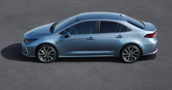 TOYOTA AYGO X: без промяна, от 32 290 лева. Доставките на новия кросоувър още не са започнали, обявената цена не е променяна. Но тя е с 12 490 лева по-висока от цената на досегашното обикновено Aygo, което вече не се предлага. 
TOYOTA YARIS: +1000 лева. От 28 990 лева през декември 2021, вече е 
29900. 
TOYOTA COROLLA SEDAN: - 1400 лева. Чудо невиждано: на българския пазар има и автомобил, чиято цена е намаляла за последните три месеца. Това е седан версията на Corolla, която започваше от 34 750, сега тръгва от 33 350. В други години много автомобили се продаваха с отстъпка към края на моделния си живот. Сега е само един. При хечбек версията, сглобявана във Великобритания, обаче е в сила обратната тенденция. Седанът се прави в Турция. 
