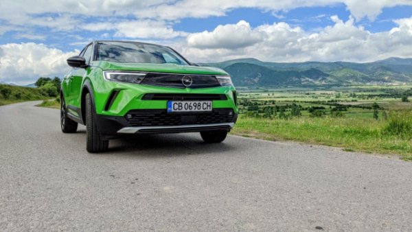 OPEL CORSA: +3345 лева. Още една кола, която доскоро можеше да се вземе за под 20 000 лева. Миналия декември тръгваше от 27 395 лева, сега е 30 740. 
OPEL MOKKA: +2000 лева. Миналото лято, когато го тествахме, най-евтината версия на кросоувъра бе 34 500 лева. Пред декември вече бе 37 695, а сега тръгва от 39 675. 
OPEL CROSSLAND и ASTRA: без промяна (съответно от 34 500 и от 
36 990 лева).
OPEL COMBO LIFE: +32 275 лева. Тук не сме съвсем коректни, защото става дума за различни по задвижване коли. През декември пътническото Combo с бензинов мотор беше 38 965 лева. Сега се предлага само електрическото, от 71 240 лева. 
