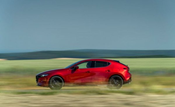 MAZDA 2: без промяна. Японското супермини всъщност е по-евтино сега (26 790 лева), отколкото беше в края на 2020 година (29 290). 
MAZDA 3: +5000 лева разлика, но натрупана във времето от края на 2019 (цена 41 100) до март 2022 (стартова цена 46 190). 

