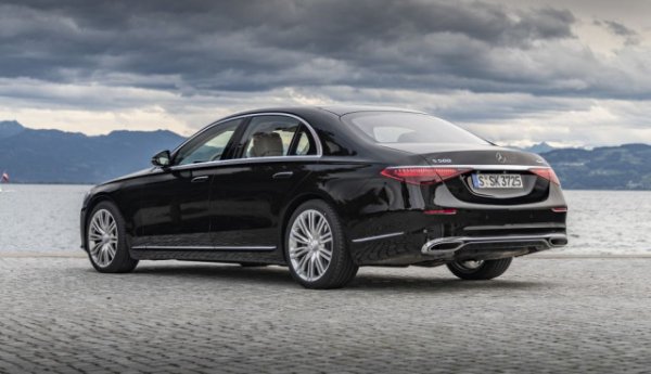 MERCEDES GLA: +7770 лева за последната година. Базовият GLA тръгваше от малко под 69 000 лева, сега - от 76 760. 
MERCEDES S-CLASS: +10 000 лева. При дебюта в началото на 2021 стартовата цена бе 215 000 лева. Сега е 225 170. 
