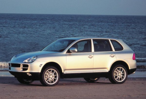 Cayenne има доста дебело лаково покритие. Слоят, защитаващ от корозия, също е нанасян без пестене. Ръжда може да се появи в няколкото гранични зони с пластмасови детайли по каросерия.  
