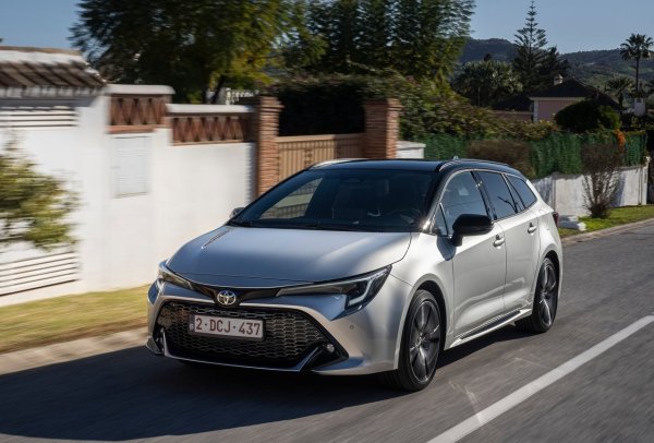 Toyota Corolla Touring Sports също така има 2.0 хибрид със 178 к.с., предназначен за варианта GR Sport, но той консумира малко повече.
