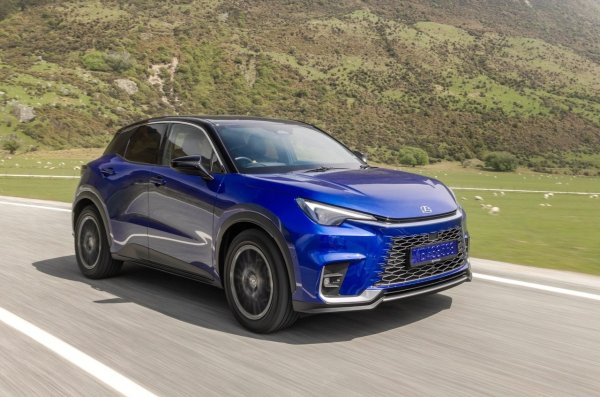 В момента има няколко модела, за които се твърди, че могат да изминат 100 км с 4,5 литра. Сред тях е Lexus LBX - брат на Toyota Yaris Cross, който също попада в тази класация. Разликата между двата модела е, че този се предлага само в по-мощната версия, в която комбинацията от 3-цилиндров двигател и електромотор развива 136 к.с. И съответно харчи малко повече.