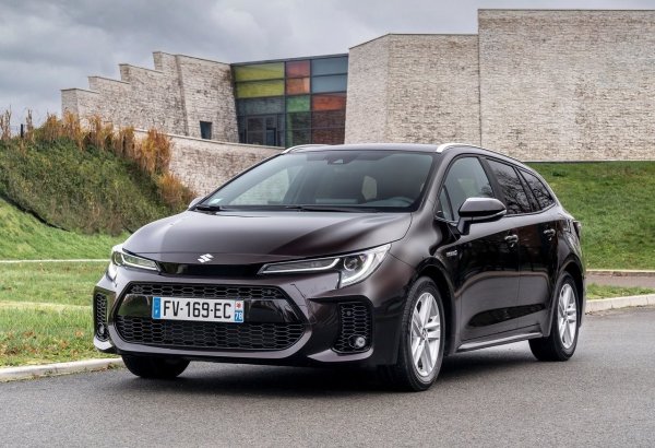 Suzuki Swace всъщност представлява Toyota Corolla Touring Sports с различни емблеми и леки промени в някои детайли. И двата модела са оборудвани с 1,8-литров четирицилиндров двигател със 140 к.с., като това обещава разход от 4,5 л/100 к