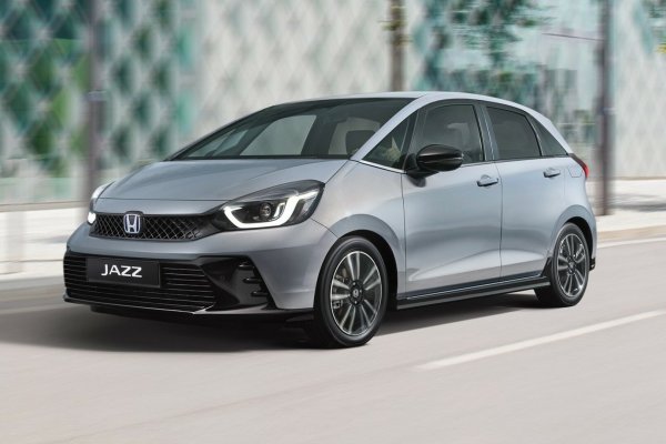 Четвъртото поколение на Honda Jazz е само хибридно и разчита на хибридна система с 1,5-литров двигател и системна мощност от 122 к.с. Благодарение на взаимодействието с електрическия модул този автомобил също записва разход от 4,5 л/100 км. Возенето винаги е плавно, но когато натиснете педала на газта докрай, ДВГ се включва.
