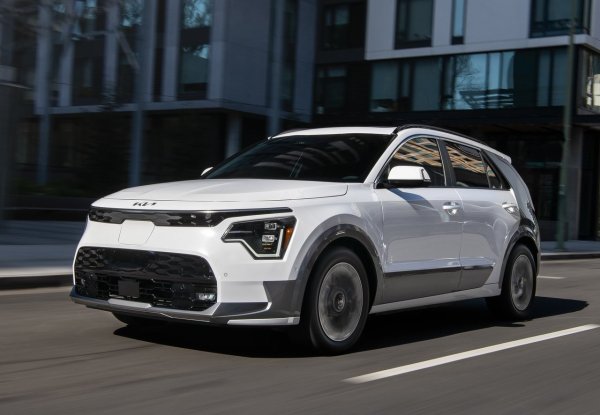 Kia Niro е оборудван със същото задвижване със 129 к.с. като "братовчед" си Hyundai Kona, базиран на бензинов двигател 1.6 GDi и комбиниран с трансмисия с двоен съединител. Корейският кросоувър изминава 100 км с 4,4 литра бензин, като може да бъде още по-икономичен при избор на варианта за пропан-бутан - единственият пълен хибрид, който предлага и мощност с две горива.
