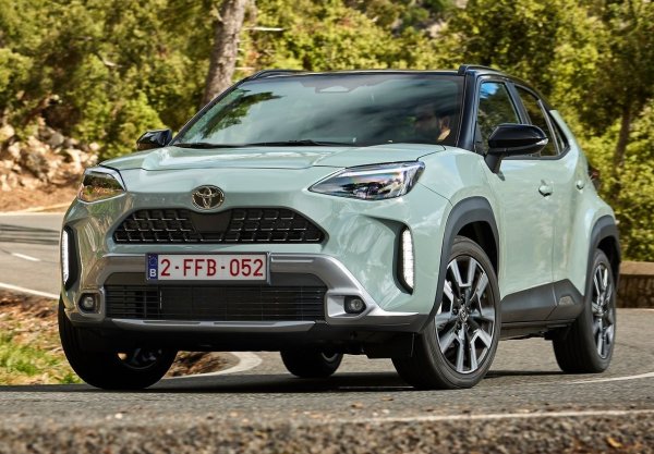 Версията със 116 к.с. на Toyota Yaris Cross предлага разход от 4,4 л/100 км, като това се дължи на комбинацията от 3-цилиндров двигател и електромотор със съвкупна мощност от 115 к.с.Батерията, разположена под задните седалки, когато е напълно заредена, може да ви позволи да изминете няколко километра при скорост до 130 км/ч.
