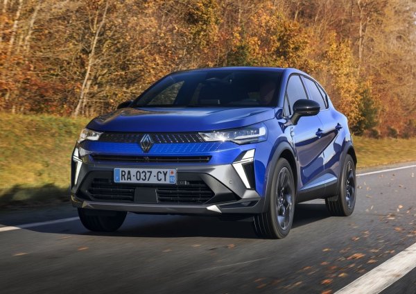 Renault увеличи работния обем на пълния си хибриден вариант на Captur от 1.6 на 1.8 литра, като новият агрегат обещава да бъде по-ефективен, защото успява да накара компактния кросоувър да се движи още по-често в чисто електрически режим. Системата е с мощност 160 к.с., а в тестовия цикъл WLTP декларира пробег от 4,4 л/100 км.
