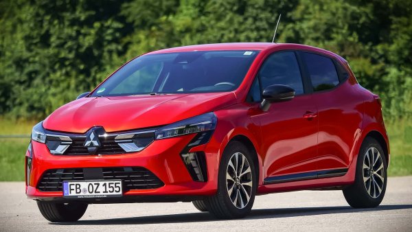 Японският модел всъщност представлява ребрандирана версия на Renault Clio и използва хибридната технология на френската компания, чийто партньор е. В основата е 1,6-литровият четирицилиндров двигател, който в комбинация с електрическия модул осигурява обща мощност от 143 к.с. Colt обаче се представя малко по-зле от своя близнак Clio. 