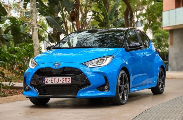 Японската марка създаде Prius, но именно Yaris направи нейните хибриди много популярни в Европа. Малкият хечбек разчита на система 1,5-литров бензинов двигател и 116 к.с., като в най-икономичната версия постига съвсем малко над 4 л/100 км.
