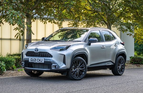 Toyota Yaris Cross е силен аргумент срещу тълпата от малки SUV, ако вашите основни приоритети са надеждността и ниските експлоатационни разходи. Наистина, Yaris Cross е сред най-ефективните като разход на гориво модели, като едновременно с това предлага висока позиция на седене и отлично подреден интериор.