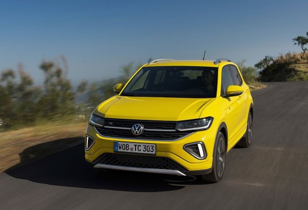 Volkswagen T-Cross е точно това, което много купувачи на малки SUV търсят - той е удобен и лесен за шофиране. Освен това е изненадващо просторен. Отзад има повече място, отколкото при някои конкуренти, а ако плъзнете задната седалка напред, има почти толкова място за багажник, колкото при някои по-големи, семейни SUV. 

Въпреки това пространство, T-Cross е достатъчно компактен, за да се управлява лесно в града. Tой също е конкурентен по отношение на експлоатационните разходи.