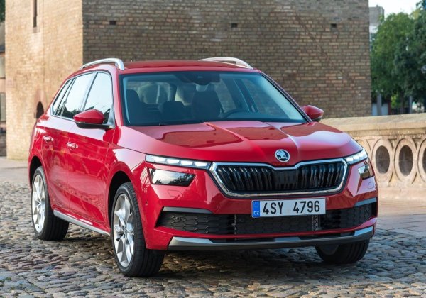 За разлика от колите в горната част на този списък, Skoda Kamiq ви поставя доста ниско до земята; като неговата позиция на седалката е почти като тази на семейния хечбек Skoda Scala. Въпреки това, във всяко друго отношение това е брилянтен избор, като гъвкавото, добре контролирано возене и забележително просторният интериор са сред най-силните качества на модела. 

Ако основно ще шофирате сами в града, тогава базовият 1,0-литров бензинов двигател с 95 к.с. е достатъчно енергичен и поддържа ниски разходи,но при повече пътуване извън града по-добрият вариант е 1,0-литровият мотор със 110 к.с.