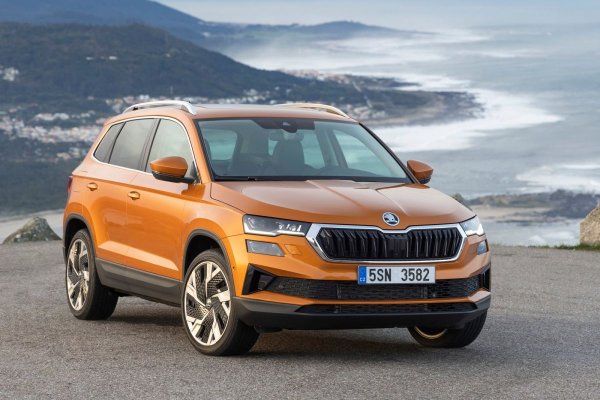 Ако искате да получите най-доброто за парите си от малък SUV, тогава Skoda Karoq трябва да е близо до върха на вашия списък. Това е така, защото когато става въпрос за стойност, малко конкуренти могат да се мерят с нея. Karoq не само е на добра цена спрямо конкурентите, но също така идва с добро оборуване. Базовият вариант предлага  17-цолови лети джанти, двузонов климатроник и автоматични светлини и чистачки. Най-добрият вариант е с двигател 1.5 TSI, развиващ 150 к.с.