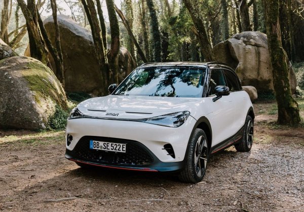 Първият изцяло електрически SUV, включен в този списък, е и един от най-новите. Smart #1 (произнася се хаштаг едно) е различен от старите автомобили Smart, които предлагаха максимално място за четирима и малък пробег. Вместо това Smart #1 има батерия с 62 кВт/ч, която би трябвало да осигури над 400 км пробег. Стандартният модел се предлага с 268 к.с., а версията на Brabus има цели 422 к.с., което ознначава, че няма да имате проблеми със задминаването. Топ-вариантът ускорява от 0 до 100 км/ч за 3,9 секунди, а това е колкото хот-хеч Audi RS3.