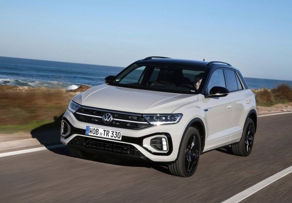 Колкото и да са добри някои от колите в този списък, ако търсите най-добрия универсален автомобил, именно Volkswagen T-Roc е най-добрият малък SUV, който можете да закупите. Дори по-слабите двигатели и по-ниски нива на оборудване няма да разочароват, като по-евтината версия 1.0 TSI със 110 к.с. е отличен избор.

Последните актуализации  на модела го снабдиха с фин интериор, с меки материали върху повърхностите,  както и с голям брой допълнителни опции. Всичко това прави самото усещане от автомобила много приятно.