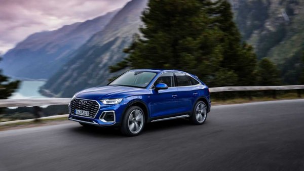 Audi Q5 се сдоби със SUV-купе версия още с лансирането на фейслифта на модела. Разликите в размерите на двете машини не са особено съществени, но Q5 Sportback идва серийно със спортно окачване.
Интересното е, че при лансирането си на пазара в първата половина на тази година, новият модел ще се предлага само с един двигател, при това - дизелов. В случая става въпрос за двулитров агрегат с 204 к.с. и мека хибридна система. По-късно гамата мотори ще се разрасне.