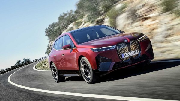 BMW Vision iNext се превърна в серийния BMW iX. Моделът минава през финални фази на развитие и би трябвало да е на пазара до края на годината. Електрическият SUV ще предложи максимална мощност от 500 к.с. и ускорение от 0 до 100 км/ч за по-малко от 5 секунди. Очаква се пробегът с едно зареждане на батериите да е до 600 км (според цикъла WLTP).