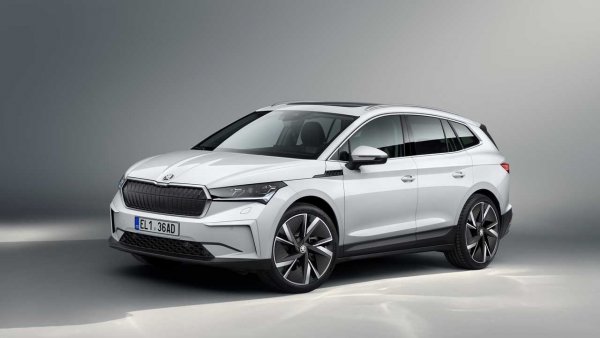 Първият електрически SUV на Skoda в технологично отношение е много свързан с Volkswagen ID.4. На пазара ще е в 5 комбинации от задвижвания и капацитет на батериите: от заднозадвижвания Enyaq 50 iV със 148 к.с. и 340 км пробег до върховия Enyaq vRS iV с 4х4, 306 к.с. и 460 километра автономност. Доставките към дилърите започват още през следващия месец.