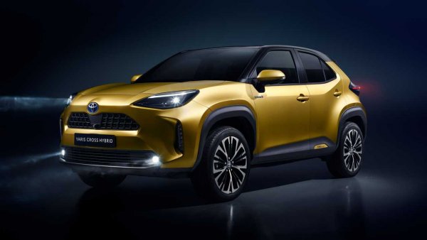 Напук на името си Yaris Cross не е просто Yaris "на кокили" а изцяло нов малък SUV. Естествено, той споделя платформата TNGA-B с компактния хечбек, като има същата колесна база и същото задвижване. Последното е поверено на 1,5-литров 3-цилиндров двигател с новата хибридна система на марката. На пазара новият кросоувър ще е през лятото.