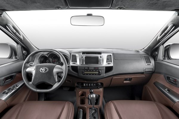 Toyota Hilux 6x6 от българските фирми Overdrive и Vromos	
