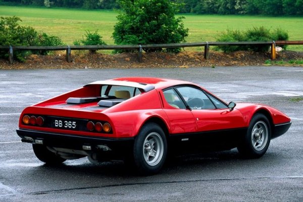 365 е първият модел на Ferrari с двигател, разположен пред задния мост и Енцо си осигурява силен старт в новата ера, започнала през 70-те години. Това поставя началото на серията модели Berlinetta Boxer, в която по-късно влиза и ВВ 512.
Моторът е 12-цилиндров боксер, създаден първоначално за Формула 1, а промените в дизайна късат връзката на марката с 60-те години.
