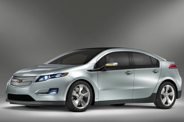 Chevrolet Volt: Затворена радиаторна решетка, прозорци със специално покритие, високо вдигната задна част със спойлер. Електромобилът е аеродинамично оптимизиран във въздушния канал както никой друг модел на GM досега. 