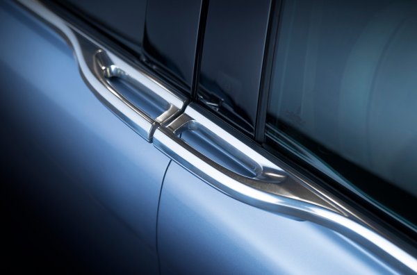 Последният Lincoln Continental зарадва с няколко интересни функции: луксозни седалки с 30 регулировки и отварящи се срещу посоката на движение задни врати във версията 80th Anniversary Coach Door. Основната особеност на възродения модел обаче бяха необичайните дръжки, монтирани в основата на прозорците. За да влезете в салона, просто натискате бутона от вътрешната им страна - красиво и практично. Специално си заслужава да се отбележи заключването на вратата, което се контролира от сензорни клавиши върху рамката на прозореца на шофьорската врата, но това вече е тема на друг разговор.