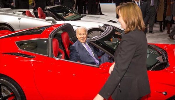 Страстта на Байдън към спортните коли и в частност към Corvette го постави в неловко положение пред General Motors по време на предизборната му кампания. В началото на август кандидат-президентът публикува видео в Twitter, в което вместо за политика, говори за автомобили. В него той обяви, че General Motors работи върху електрически Corvette, който развива скорост от 200 мили в час. Изявлението му не беше прието особено радушно от GM, като техен представител не отрече, но и не потвърди излизането на такъм автомобил.