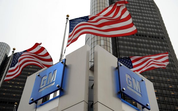 Именно Байдън е човекът, който играе основна роля за спасяването от фалит на General Motors през 2008 година. Тогавашният президент Барак Обама нарежда на финансиста Стивън Ратнър и на неговия екип да направя план, с който концернът ще излезе от кризата. За спазването на плана отговаря вице-президентът Байдън. Благодарение на неговите решения, заводите на GM продължават да работят и след фалита, като служителите в тях запазват работните си места.