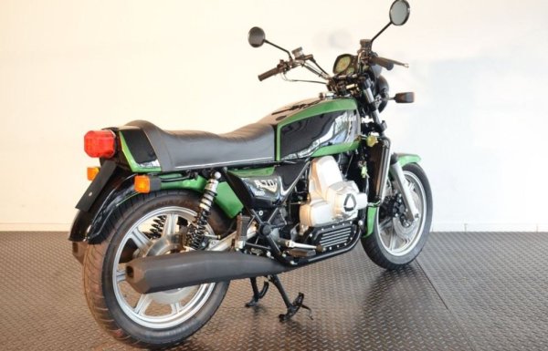 Изграден върху рама по поръчка, този див „супербайк“ се задвижва от 996-кубиков двуроторен двигател с мощност от 100 конски сили.
Ванкеловият двигател първоначално е разработен от Comotor, съвместно предприятие между NSU и Citroen, за употреба в автомобили.
