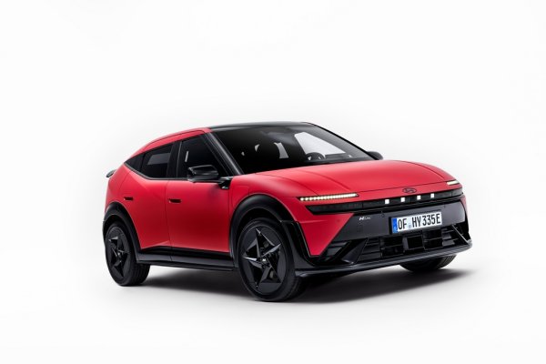 Логично е да започнем от дизайна - една изцяло нова посока за Hyundai, която започна от водородния Nexо миналата година и придобива завършени очертания тук. 
От Hyundai наричат новия си дизайнерски eзик Art of Steel - изкуството на стоманата - като намек за по-изчистените, по-семпли форми, които новите им модели ще носят.
В последните години се нагледахме на претоварени откъм дизайн автомобили, със сложни, преливащи се форми, които стряскат съня на автотенекеджиите. Това тук е тъкмо обратната тенденция: изключително леки, прости повърхности, и акценти, постигани повече със светлините и аеродинамичните елементи. 
