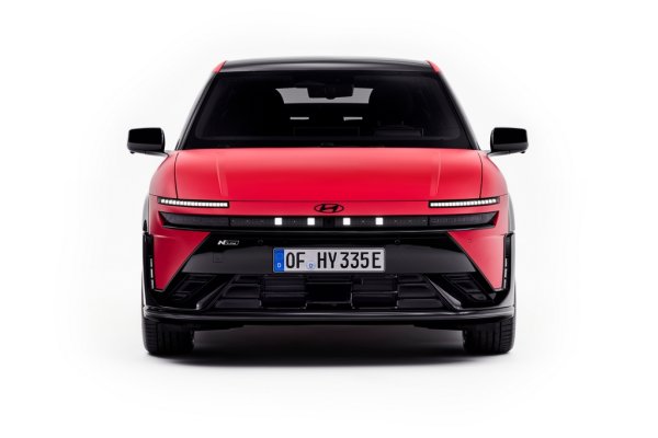 Повечето по-екзотични решения от представения миналата година Concept 3 са отпаднали, но все пак остава тази лента със светодиоди по цялата ширина на предницата, с четири светещи квадратчета, които символизират морзовата буква H - за Hyundai. 
Но най-същественият плюс на този силно функционален дизайн се забелязва, ако застанете отстрани.
