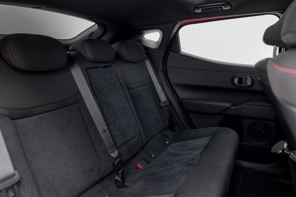 При Ioniq 3 най-после виждате и дълго чаканите ползи от електрическото задвижване, що се отнася до вътрешното пространство. Отвън, тази кола е само с няколко сантиметра по-дълга от малкия i20. Но като вътрешно пространство и като междуосие е абсолютно идентична с компактния i30. 
С дължина под 4.16 метра, Ioniq 3 ще е е много лесен за ползване дори в големите градове. И в същото време отвътре предлага повече дори от доста по-големи като габарити модели. 
