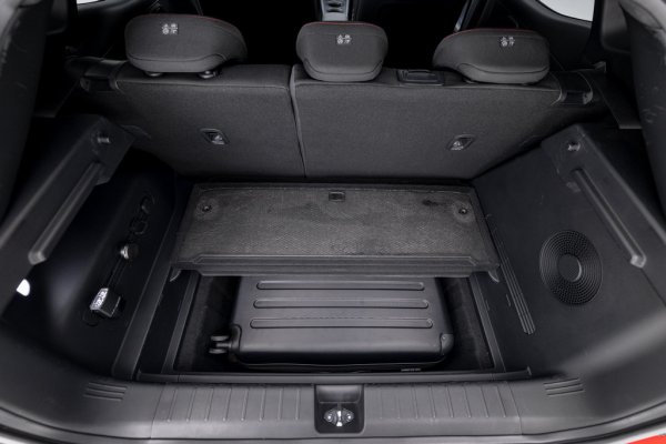 Напълно ще оцените този дизайн обаче, когато отворите багажника.
На пръв поглед не е нищо особено - съвсем стандартно товарно отделение с около 330 литра обем, горе-долу колкото при първите поколения на Ford Focus. 
Но после ще видите, че тук под кората имате още един багажник, така наречения Megabox, в който спокойно можете да поберете куфар най-голям размер. Разбира се, няма и помен от резервна гума, но това отдавна вече не е изненада в наши дни. 
