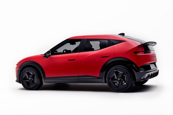 Между другото дължината на Ioniq Три не е съвсем постоянна величина. 
Това, което виждате, е най-добре оборудваната и най-скъпа версия, която се нарича N-Line и която е с 1.5 сантиметра по-дълга от обикновената заради допълнителните аеродинамични елементи. Тя получава и доста по-голям спойлер отзад. 
