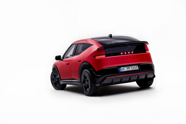 Ioniq 3 идва с два размера на батерията и двe различни мощности на електромотора. Парадоксално обаче, по-малката батерия върви в комбинация с по-голямата мощност. 
Базовата версия има литий-желязофосфатна батерия с използваем капацитет 42 киловатчаса. Това стига за пробег от 335 километра по WLTP, и за ускорение от място до 100 км/ч за точно 9 секунди. Мощността на електромотора, който задвижва предните колела, е 147 коня. 
